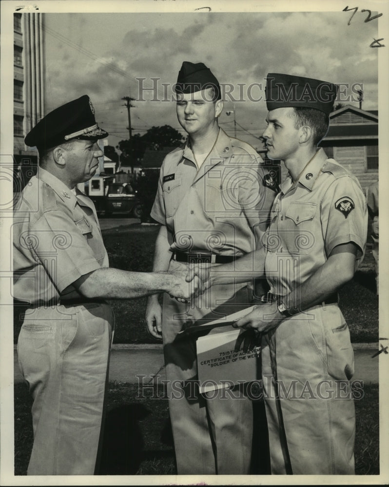 1962 Press Photo Col. Melvin Bookman presents citation to Soldiers of the Week-Historic Images