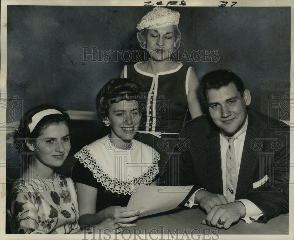 1961 Press Photo Summer Pops Youth Group officers in meeting at Roosevelt Hotel-Historic Images