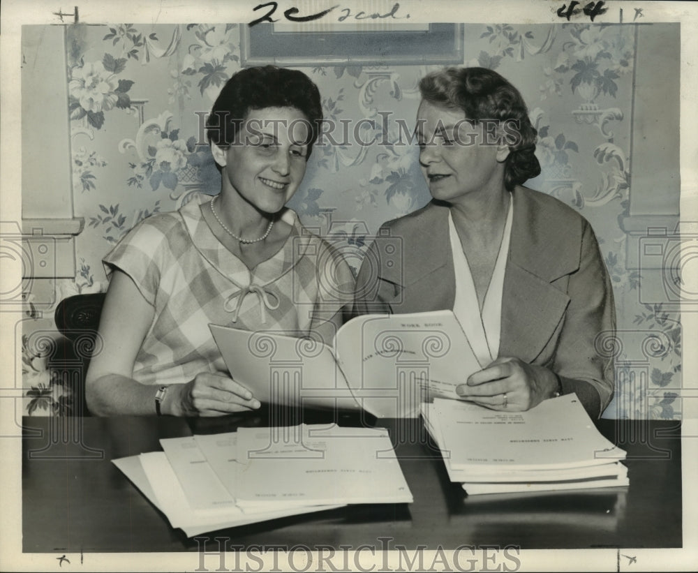 1961 Press Photo Preparing for upcoming League of Women&#39;s Voters convention-Historic Images