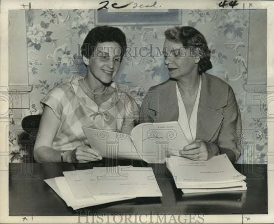 1961 Press Photo Preparing for upcoming League of Women's Voters convention-Historic Images