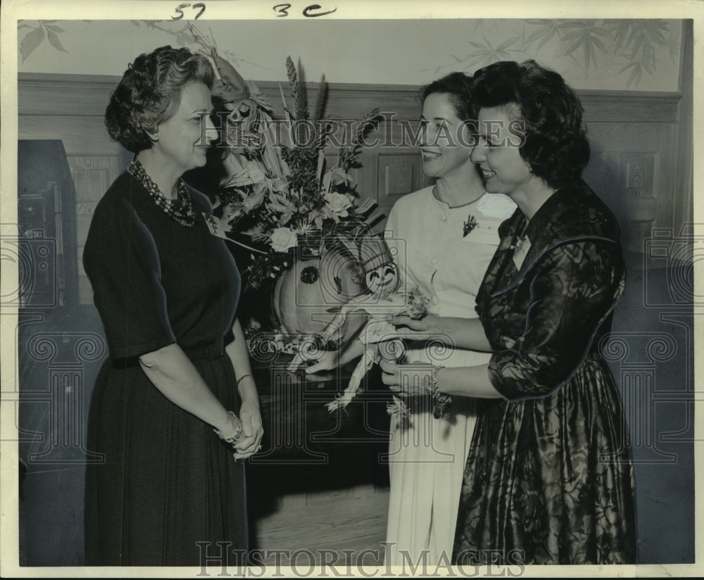 1963 Press Photo Members Chatting at Tulane University Women&#39;s Association-Historic Images