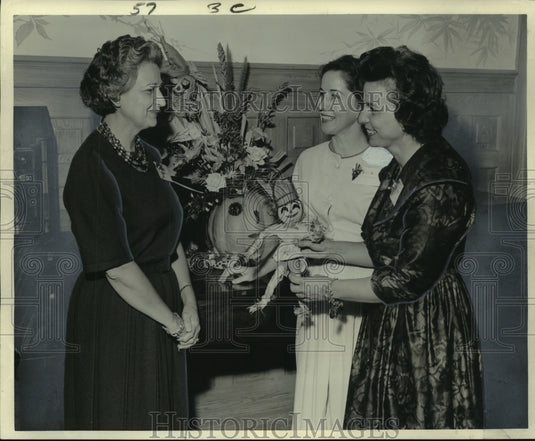 1963 Press Photo Members Chatting at Tulane University Women's Association-Historic Images