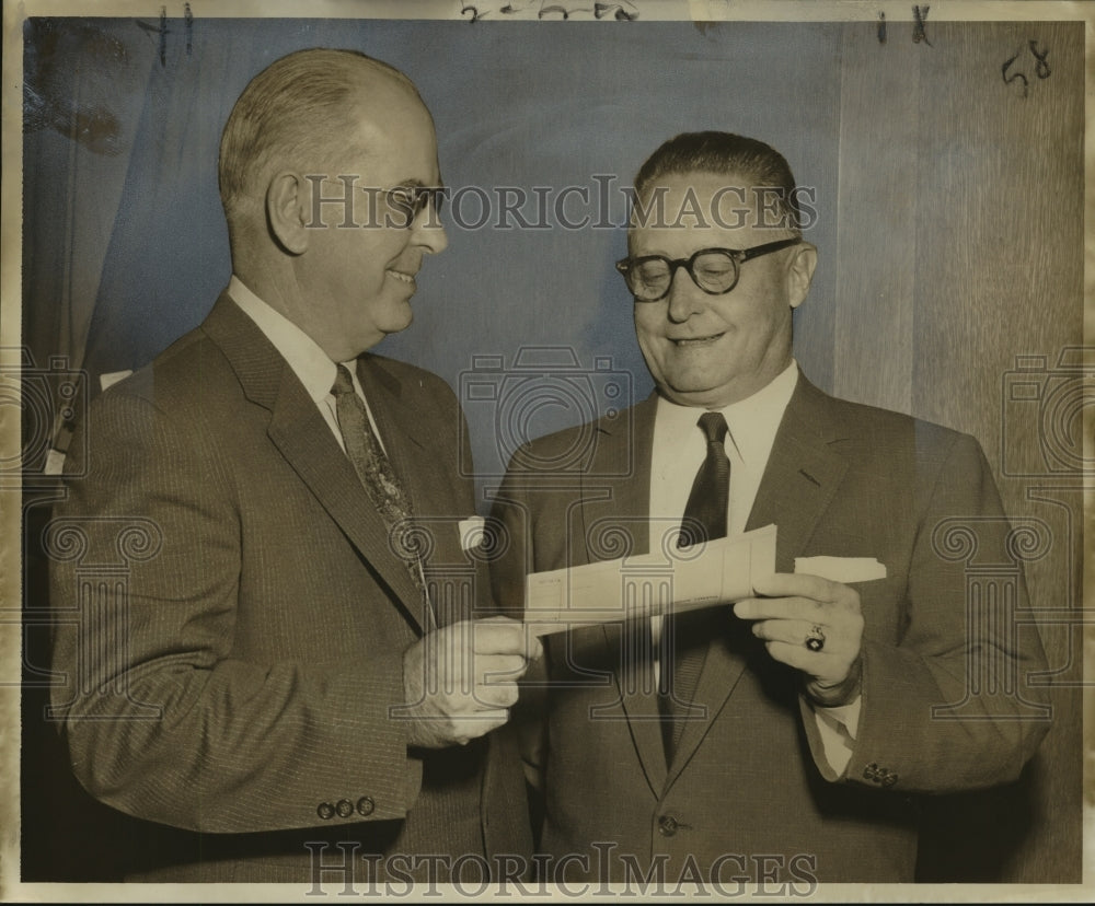 1955 Press Photo Graff&#39;s-New Orleans States Football Contest Winner V.S. Curry-Historic Images