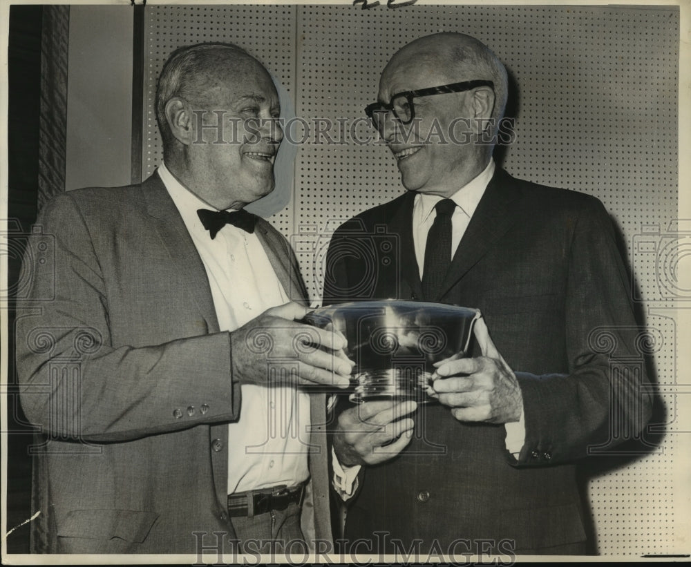 1964 Press Photo Robert E. Craig II, Sewerage and Water Board Retiree with Award - Historic Images