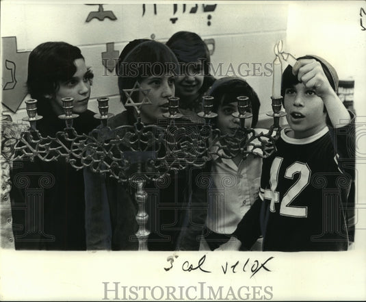 1974 Press Photo The first candle of Hanukah is lighted at Beth Israel - Historic Images