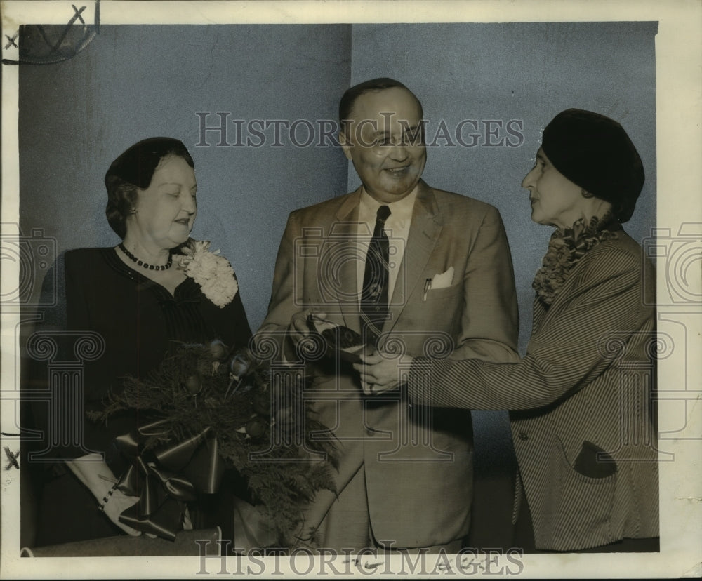 1956 Press Photo Mrs. Davries and Karl Dingeldein honored by Mrs. Lou Wylie-Historic Images