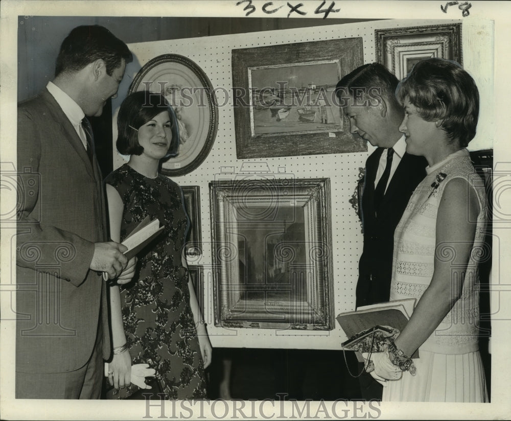 1965 Art patrons check Delgado Museum paintings up for auction - Historic Images