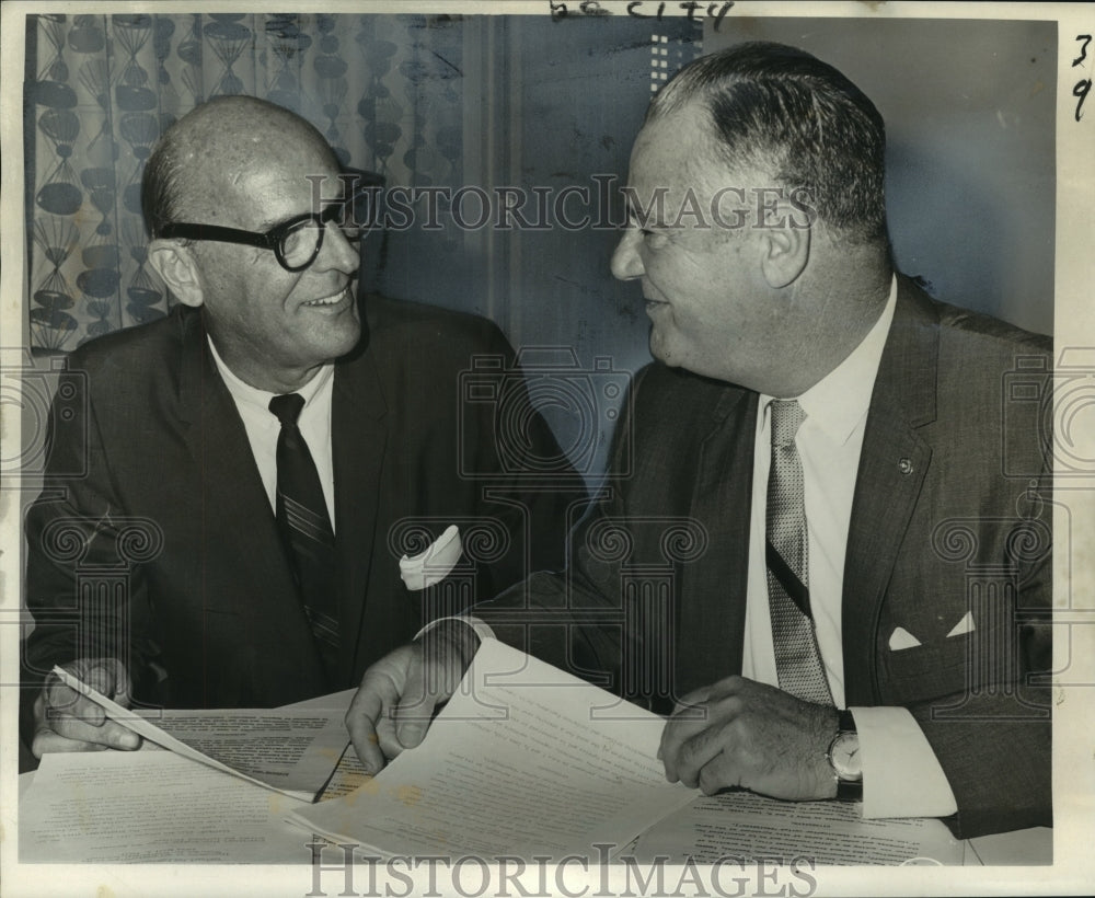 1966 Press Photo Mississippi River Bridge Authority signing contract for study-Historic Images