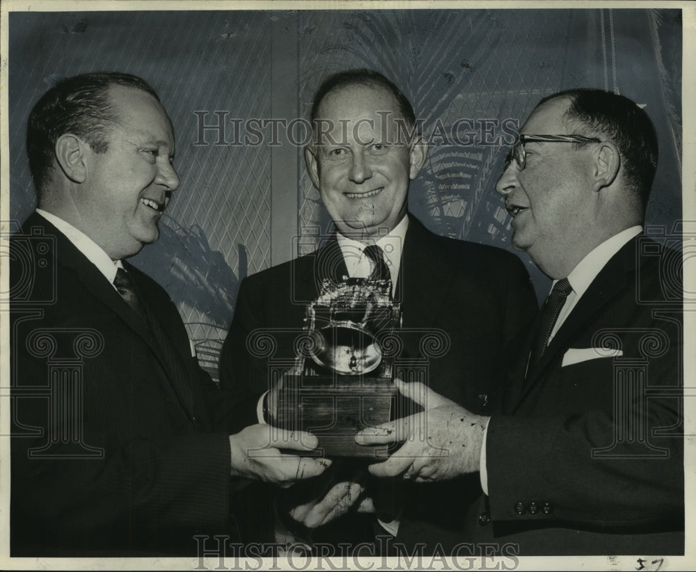 1964 Harold Mischler receives award for most Liberty bond sales - Historic Images