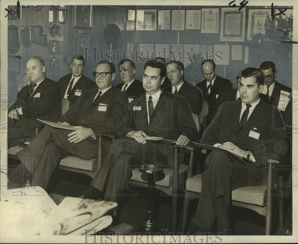 1967 Visiting bankers get briefing in Orleans Parish Mayor's Office - Historic Images