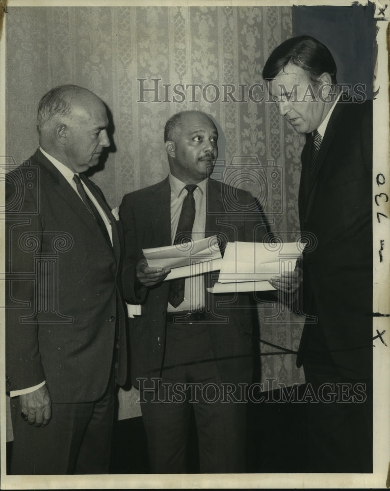 1969 Press Photo Leaders Discuss New Orleans&#39; Tourist Industry Problems - Historic Images