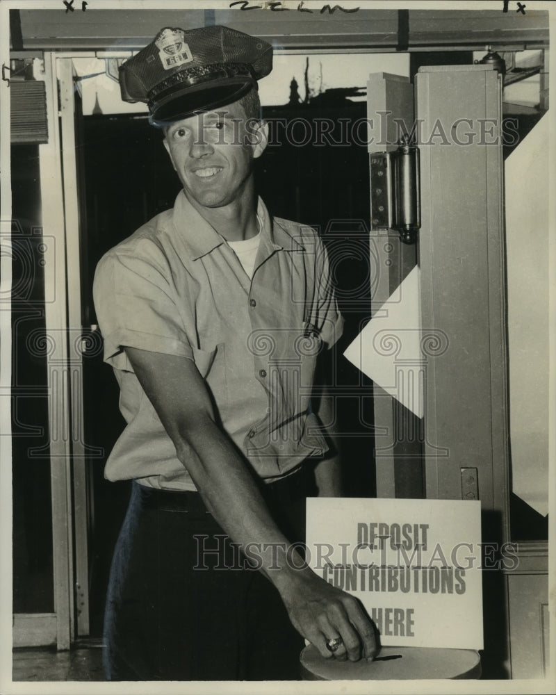 1963 Press Photo Oliver Davis, a streetcar motorman, donates to KO Polio office-Historic Images