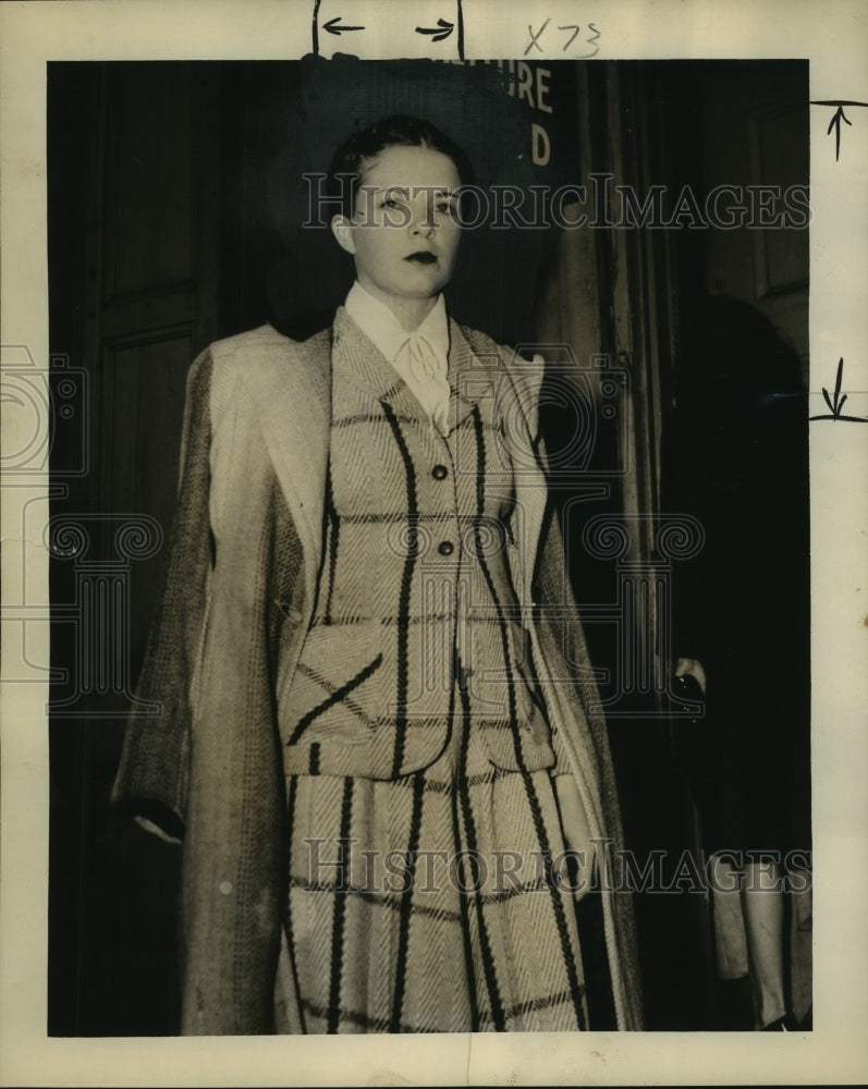 1947 Mrs. Pauline Dixon tries to regain custody of her children - Historic Images