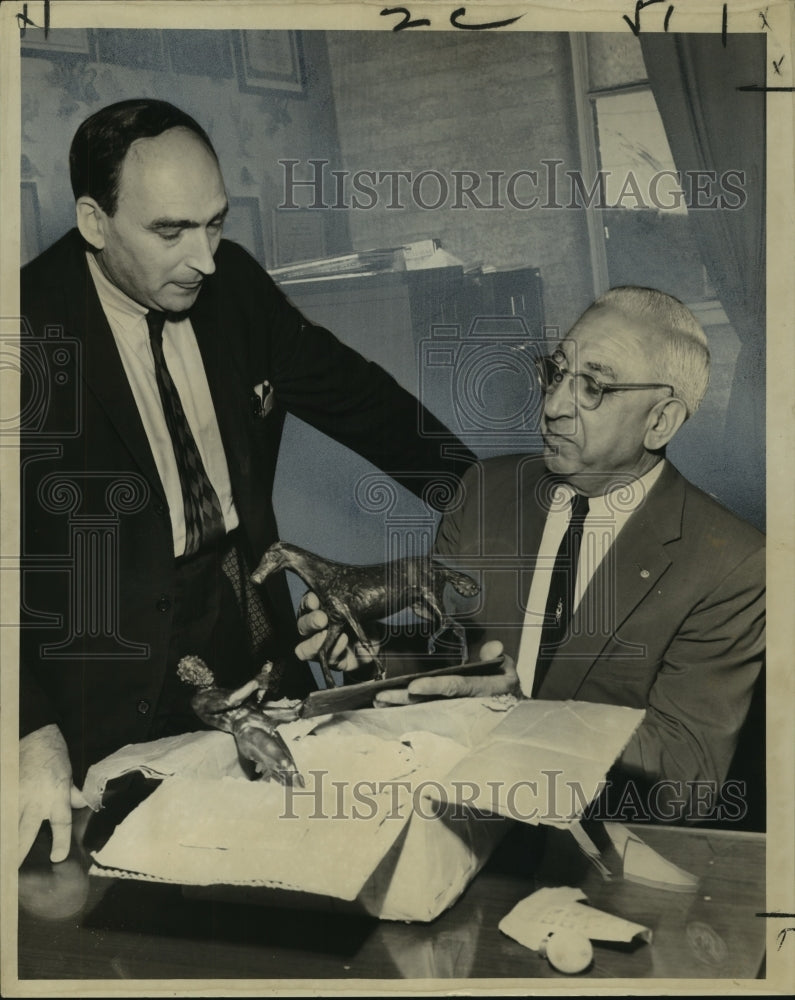 1962 Delgado Museum officers examine stolen valuable sculptures - Historic Images