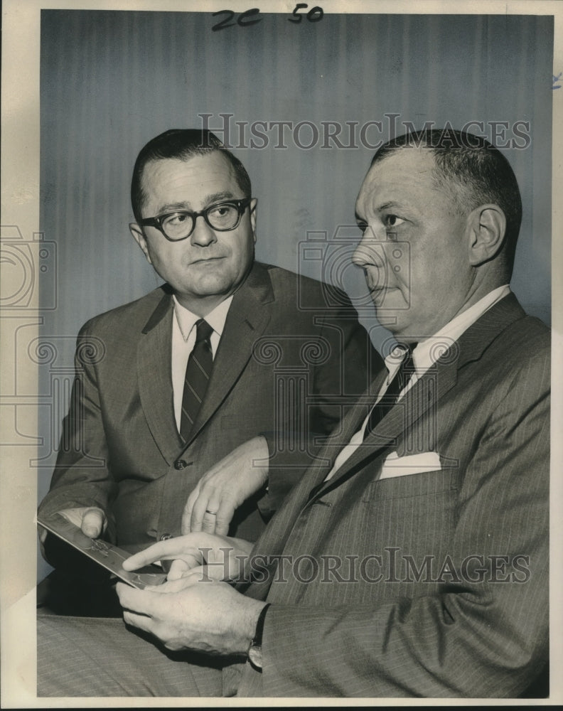 1965 Press Photo Dr. Albert Dunn &amp; C.A. McCarthy confer before a conference-Historic Images