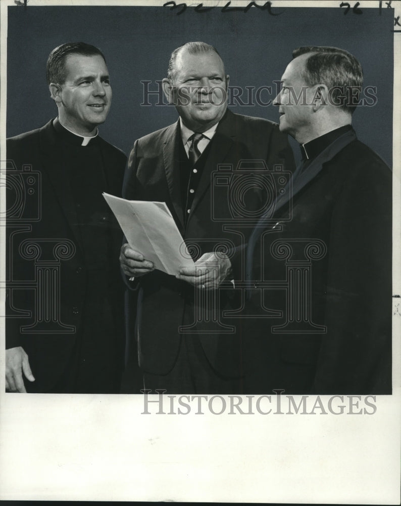 1970 William Dodd of State Education &amp; others discuss Diploma Day - Historic Images