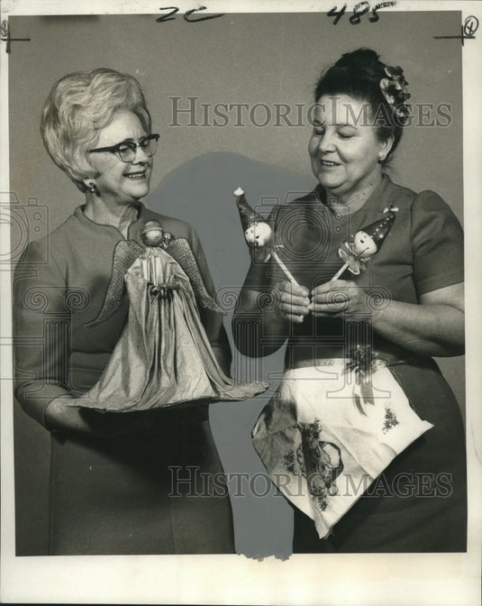 1969 Press Photo Mrs. Frank Douglass with Christmas Benefit Sale Items-Historic Images