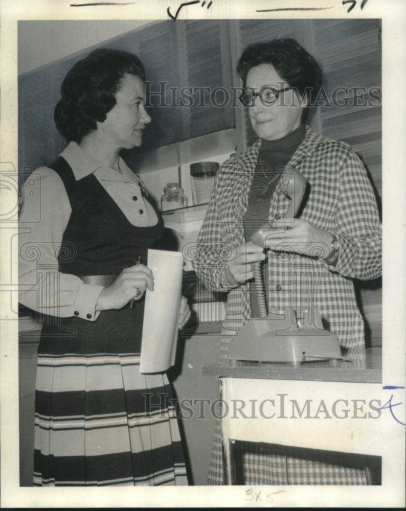 1974 Press Photo Mrs. LeRoy Demarest of Women&#39;s Symphony with Yvone D&#39;Angelo- Historic Images