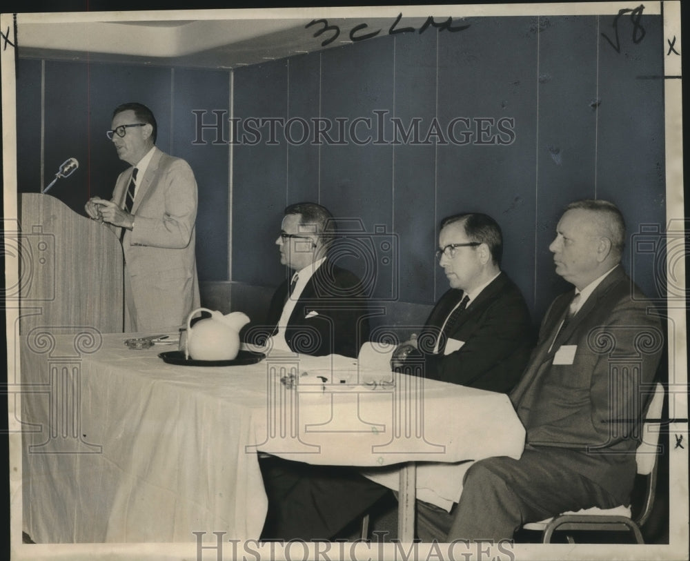 1965 Press Photo Weather forecasters meeting, power outages, Hurricane Betsy - Historic Images