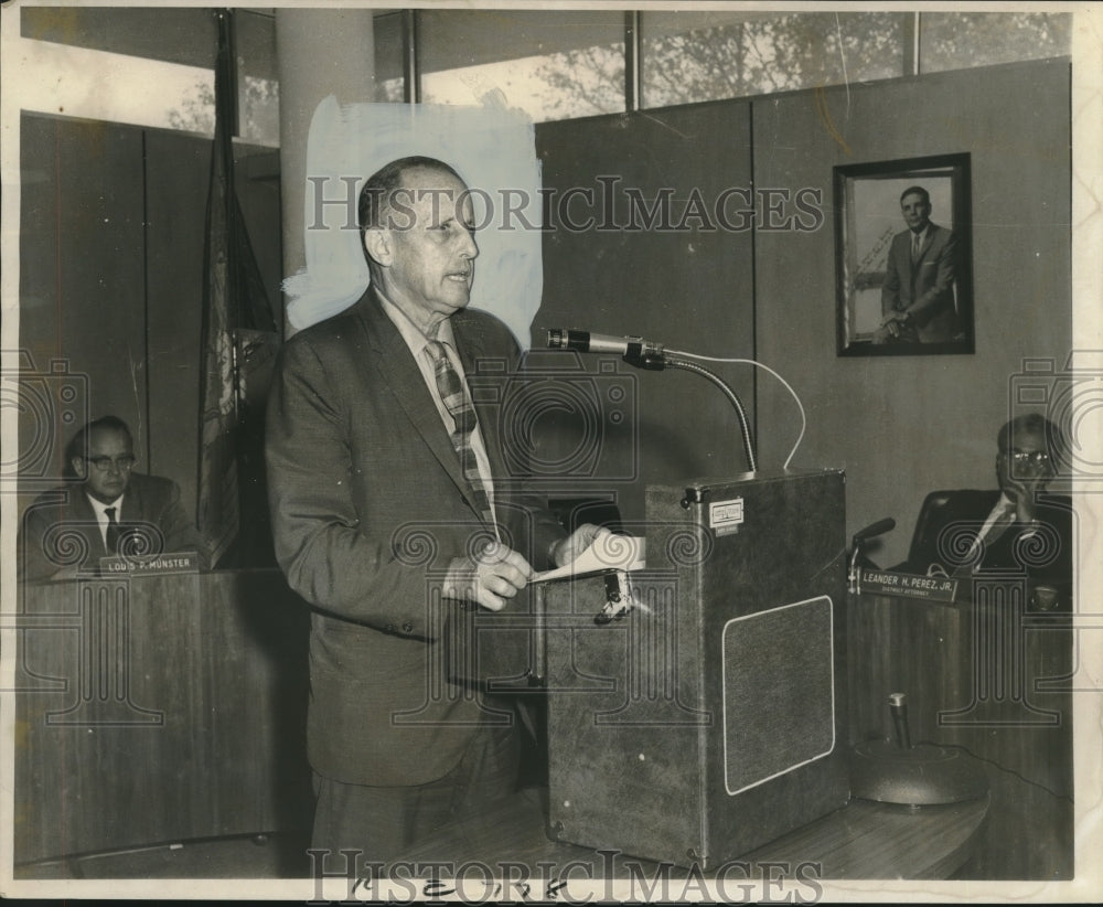 1969 Wilderness Society Spokesman at Meeting on Breton Refuge - Historic Images