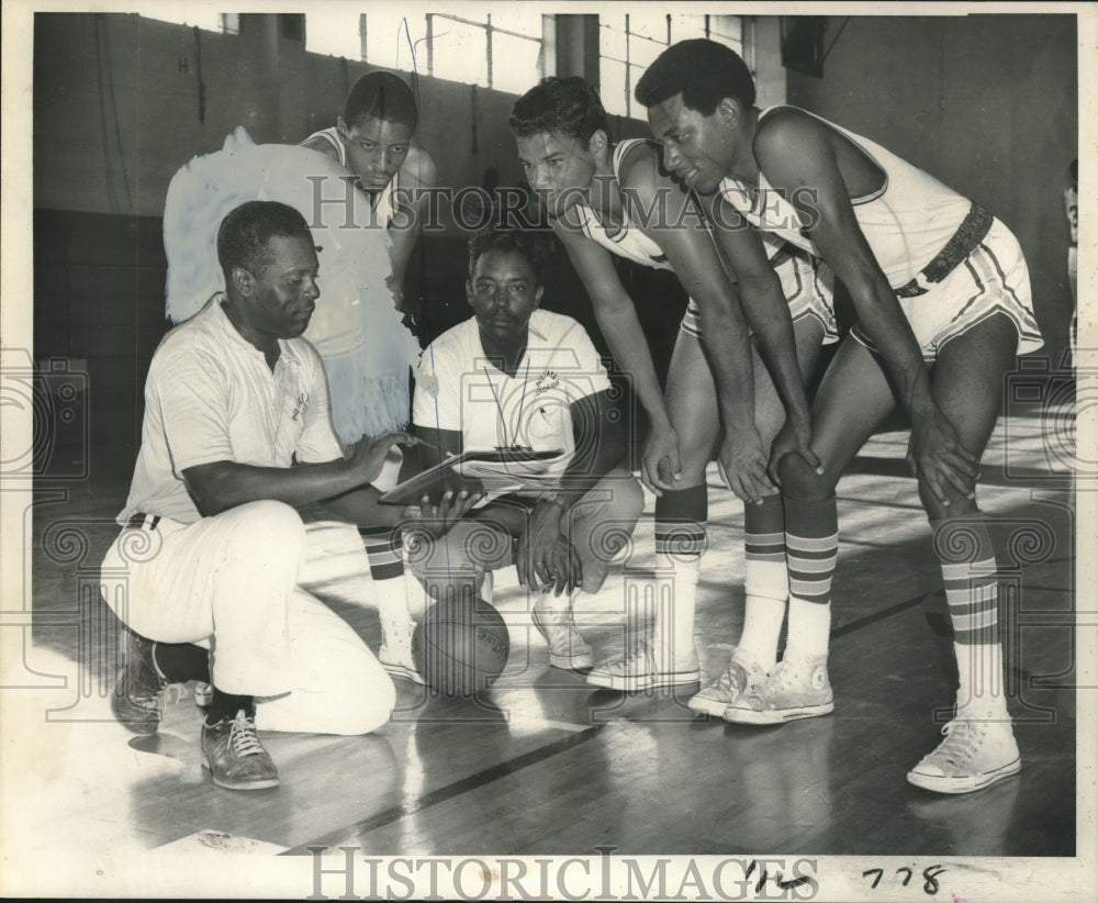 1969 Press Photo Basketball coach Nick Connor goes over strategy with his team - Historic Images