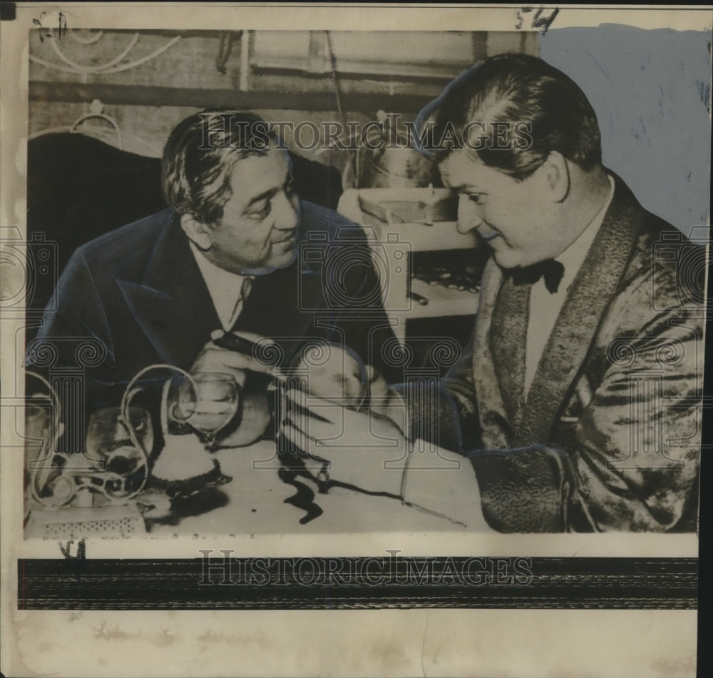 1958 Irish soothsayer Tom Corbett with Maharajah of Baroda - Historic Images