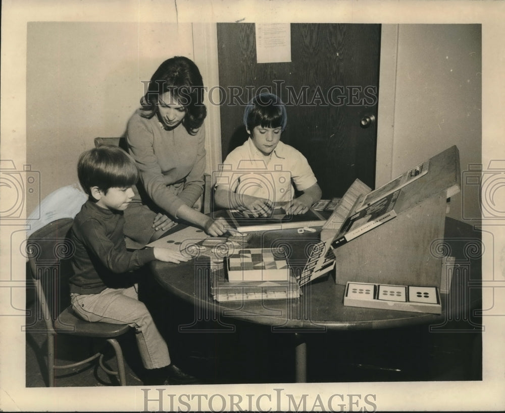 1971 Mrs. Harold Doley supervises students at Bertha Behrens School - Historic Images