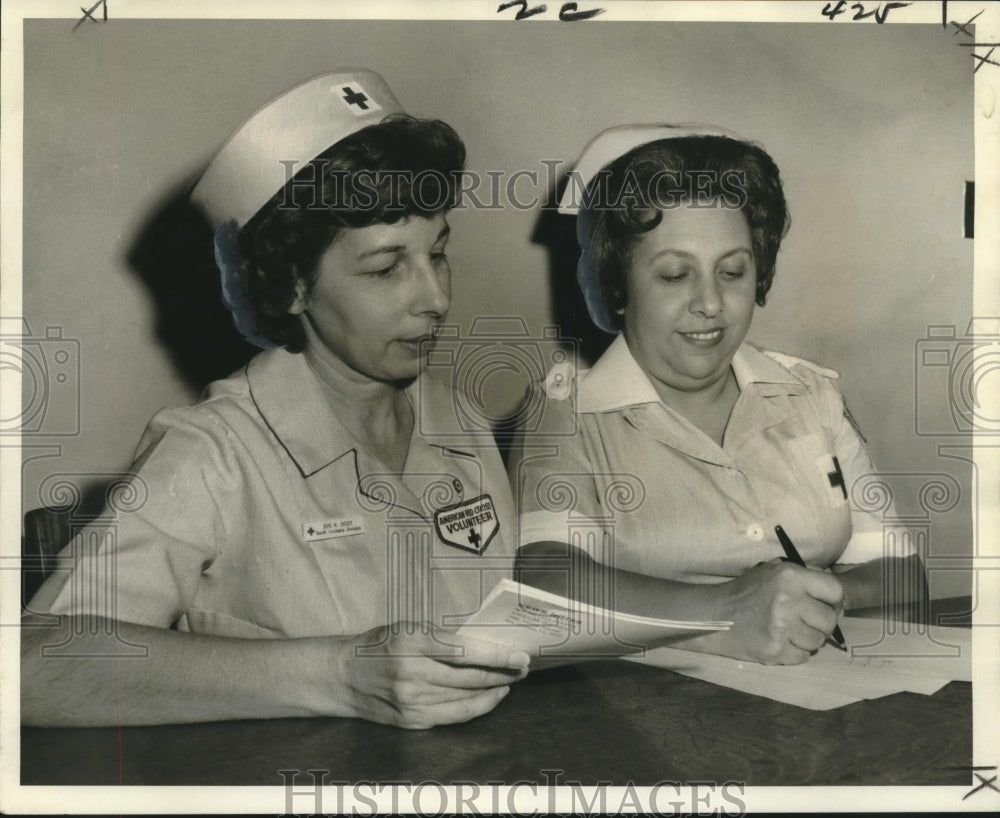 1971 Press Photo American Red Cross Volunteers Mrs. Wayne Dody &amp; Mrs. J. Quintas - Historic Images