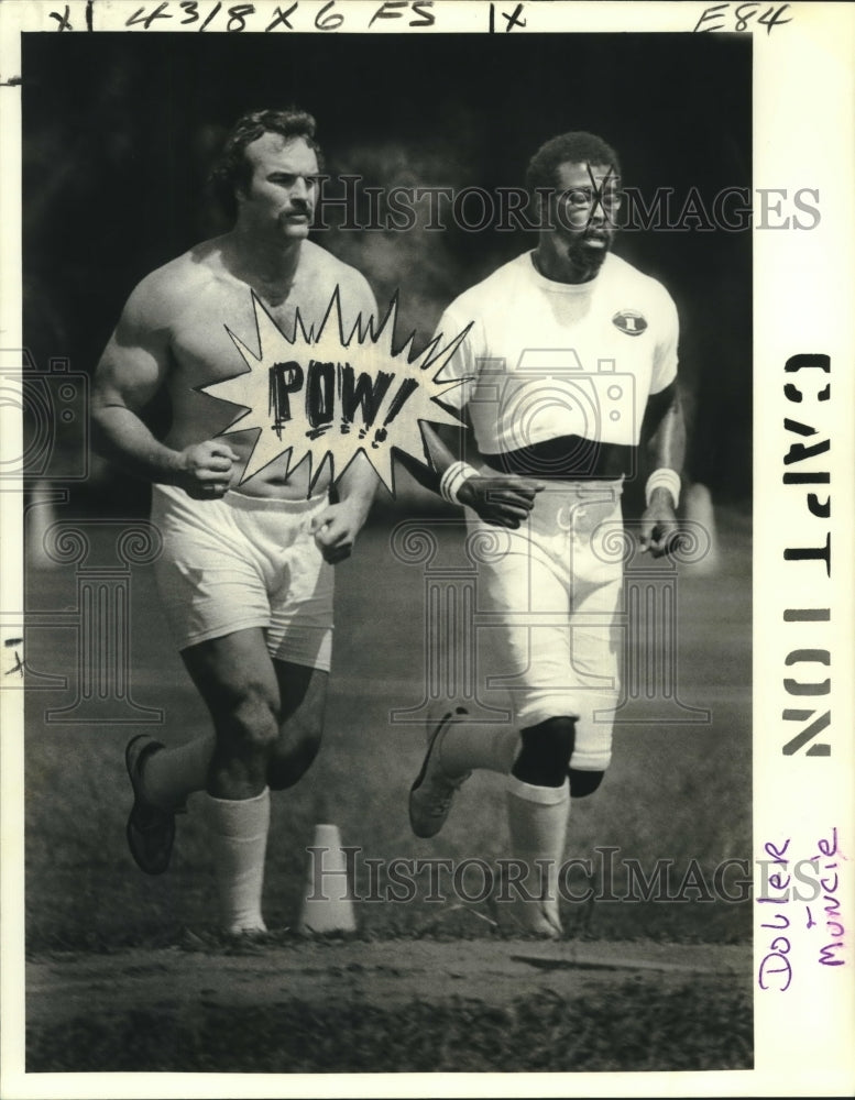 1978 Press Photo Conrad Dobler with a reputation as nasty player, Chuck Muncie. - Historic Images