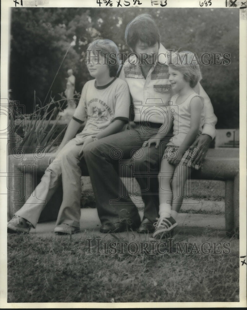 1976 Press Photo Terry Doerr with his sons on an outing to City Park - noo11511 - Historic Images