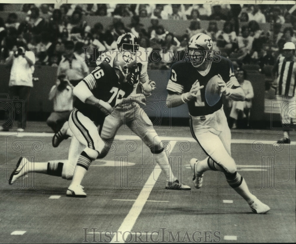 1976 Press Photo Saints football quaterback, Bobby Douglas, in action - Historic Images