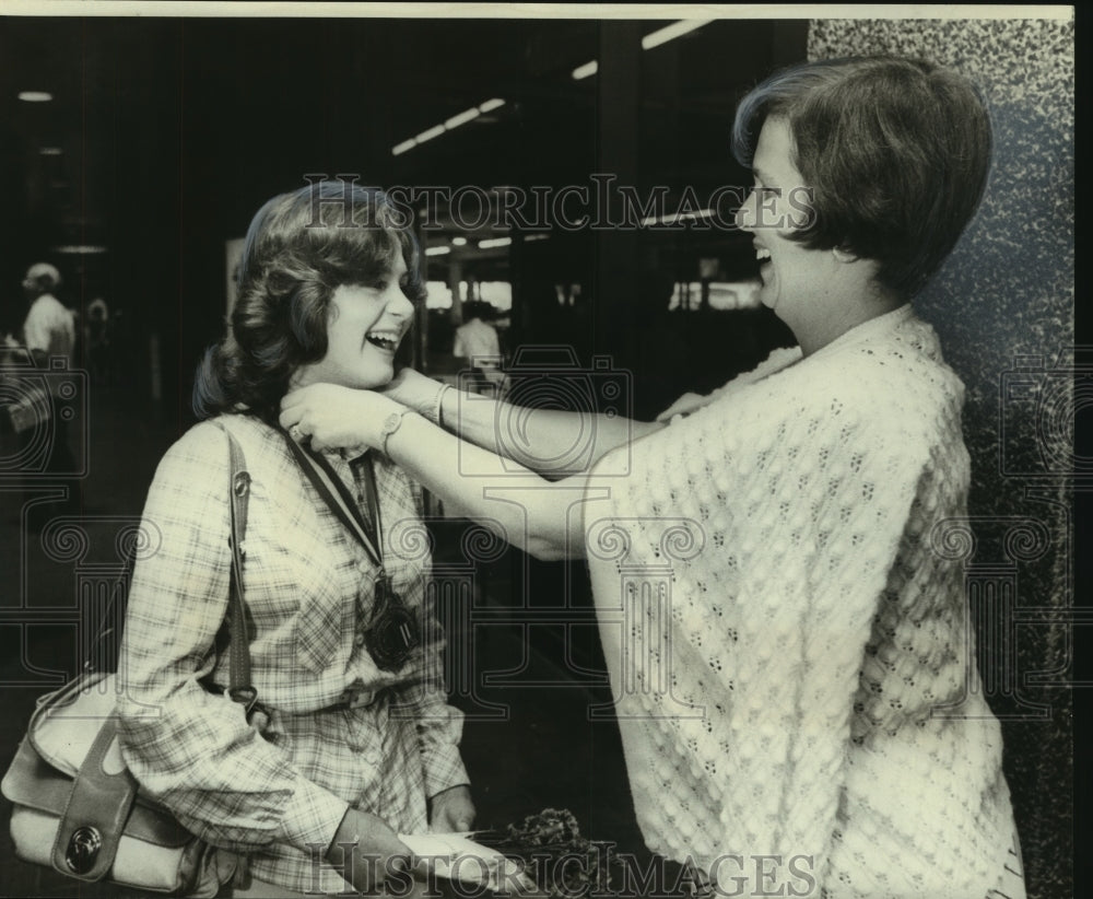 1976 Miss Teenage America, Kathy Durden &amp; her mother Barbara Durden - Historic Images