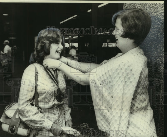 1976 Miss Teenage America, Kathy Durden & her mother Barbara Durden - Historic Images