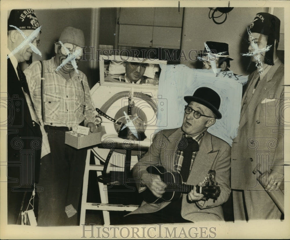 1954 Dixie Yodeler entertains audience - Historic Images