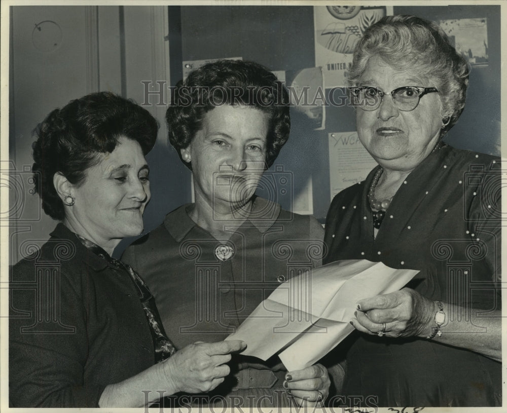 1962 Mrs.Anna Duvernay, fellow American Gold Star Mothers officers - Historic Images