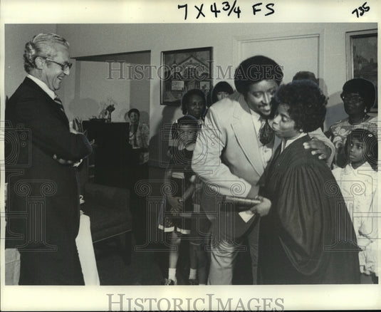 1976 Press Photo Chief Administrative Officer Terrence Duvernay kisses Judge - Historic Images