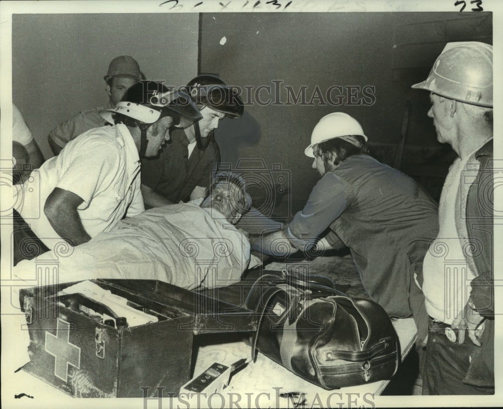 1975 Press Photo Fire dept.emergency personnel aids burn victim Tom Diecamann - Historic Images