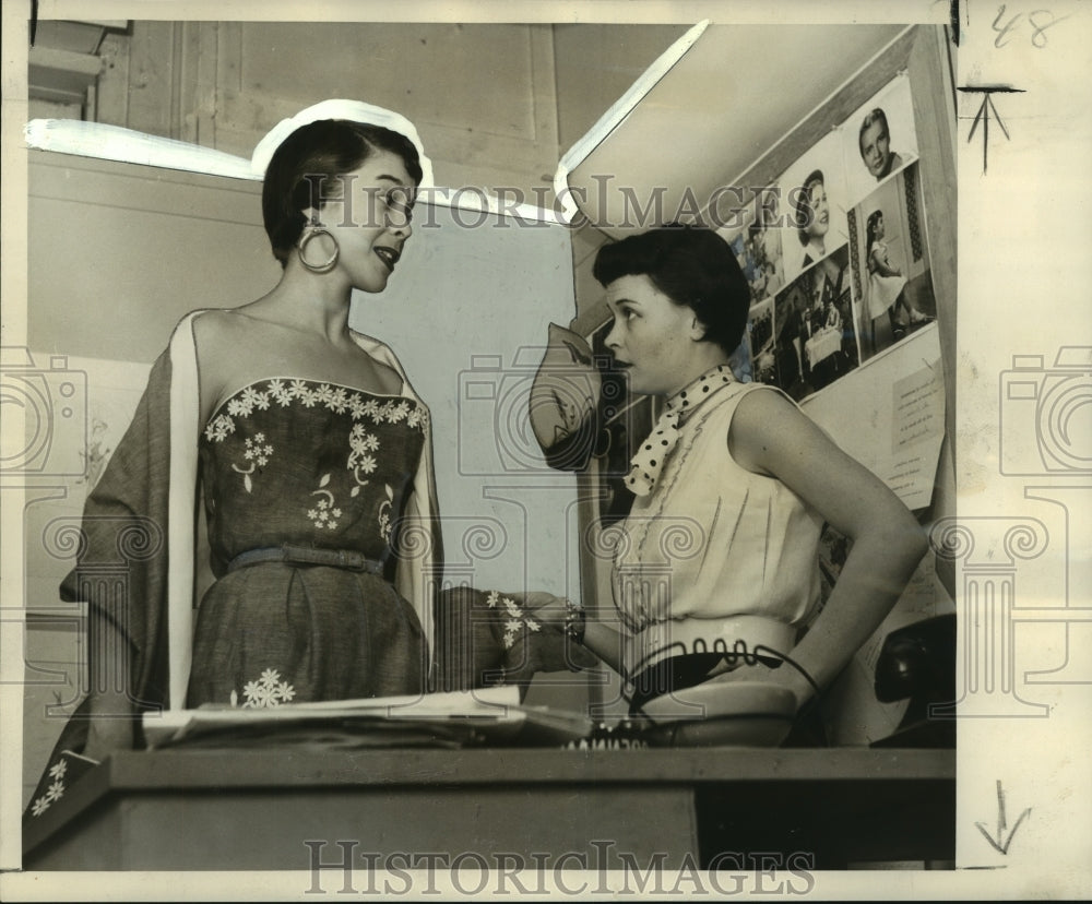 1953 Press Photo Model Mary Irene Richeson in a denim dress with Martha Dugas-Historic Images