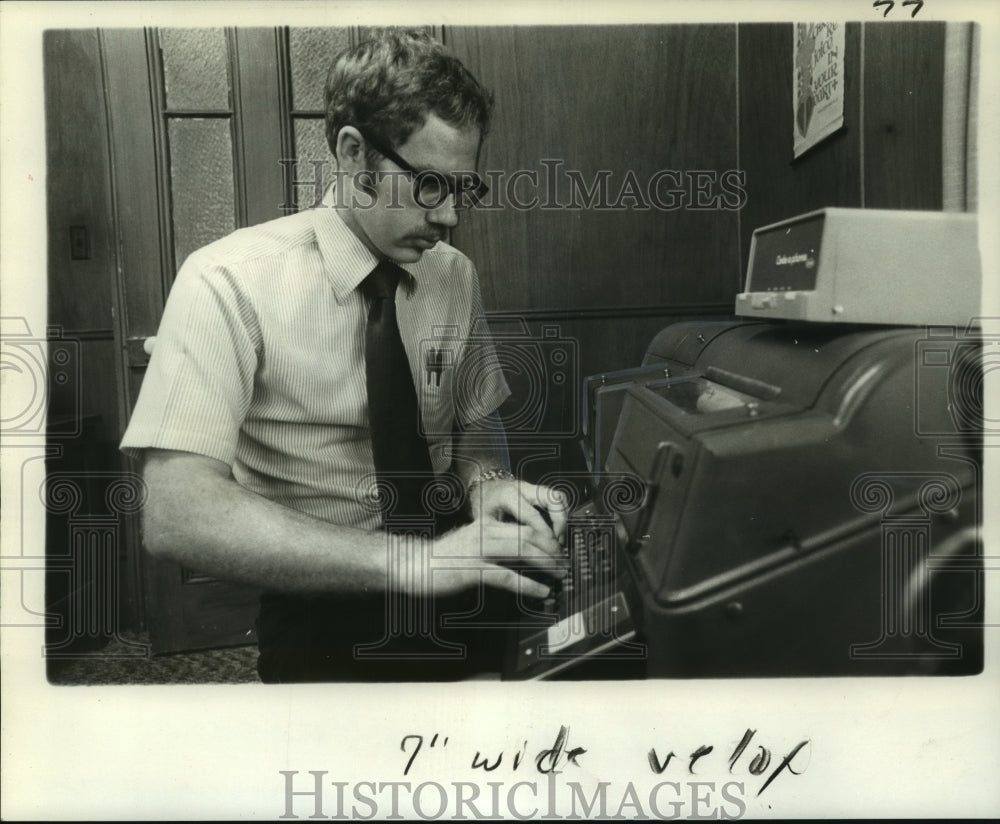 1974 Press Photo Catholic Deaf Center vocational rehab counselor, Orville Duggan - Historic Images