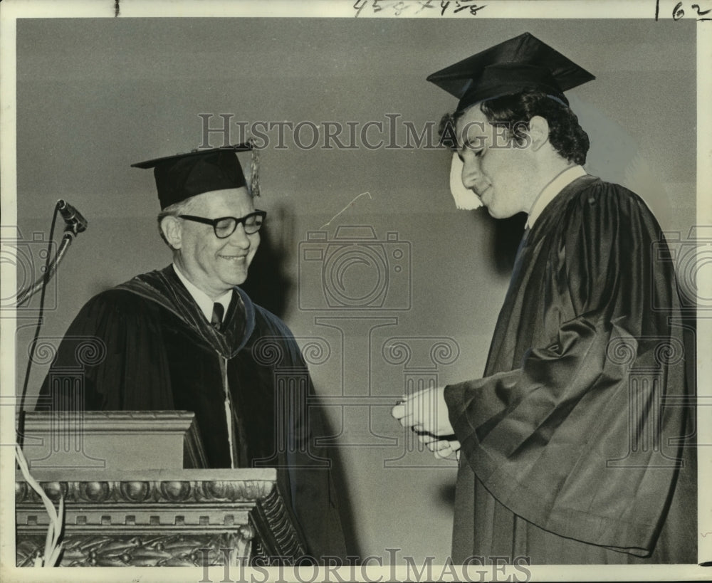 1976 Press Photo Larry E. Dumont Receives William Wallace Peevy Medal - Historic Images