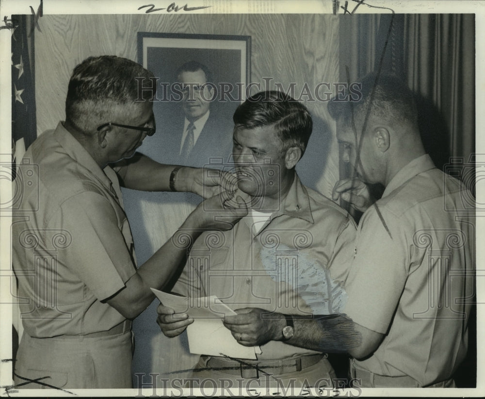 1970 Press Photo Colonel Crozet Duplantier honored by Colonel William Beach - Historic Images