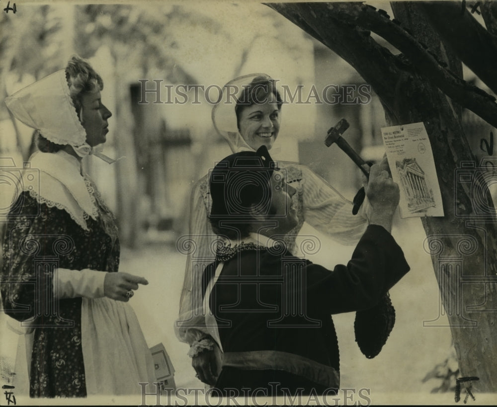 1974 Press Photo New Orleans Bicentennial Commission members post about meeting - Historic Images