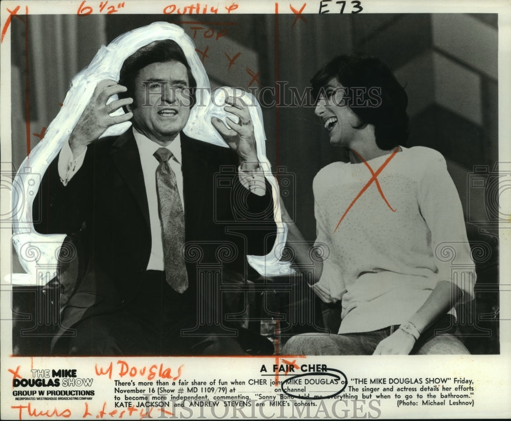 1979 Press Photo Cher joins Mike Douglas on &quot;The Mike Douglas Show&quot; - noo12122 - Historic Images