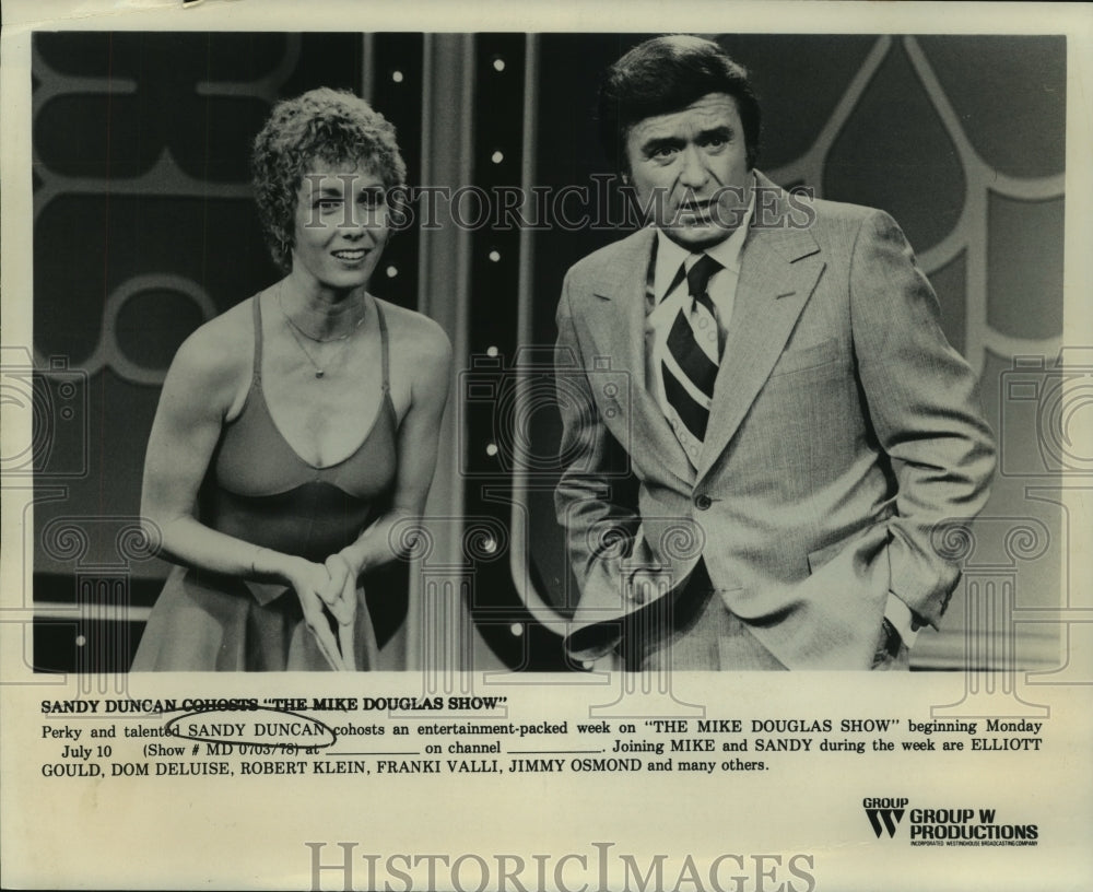 Press Photo Sandy Duncan on &quot;The Mike Douglas Show&quot; - noo12146 - Historic Images