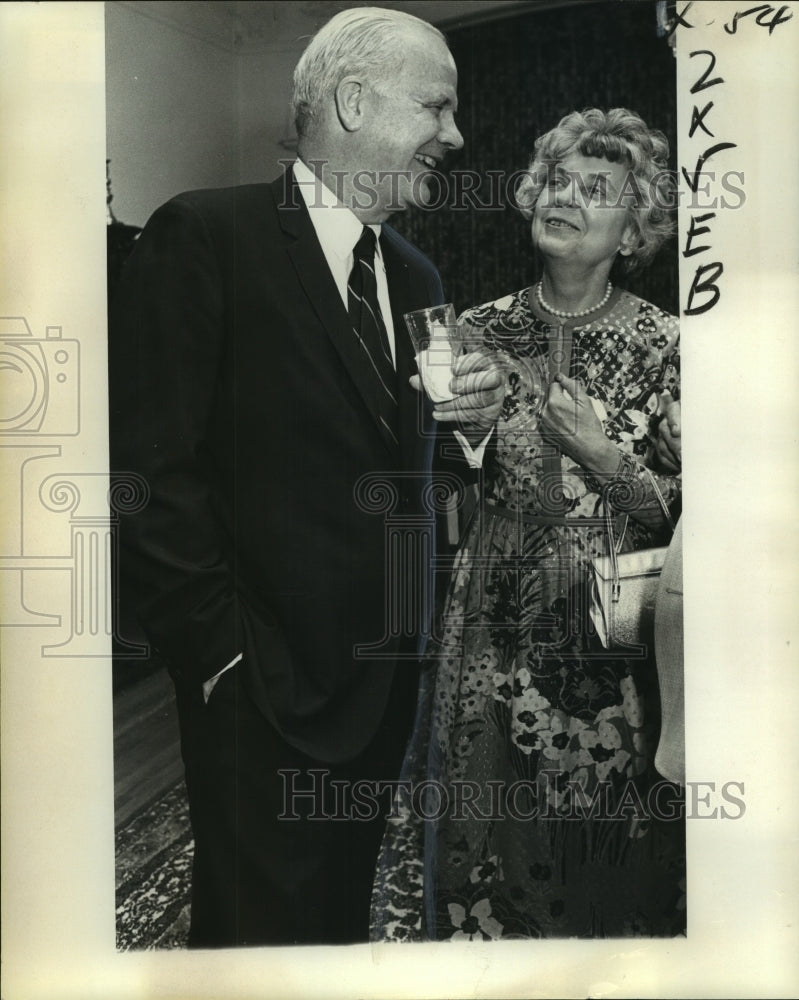 1976 Mrs. and Mrs. Steven P. Duggan Jr. at dinner party for children - Historic Images