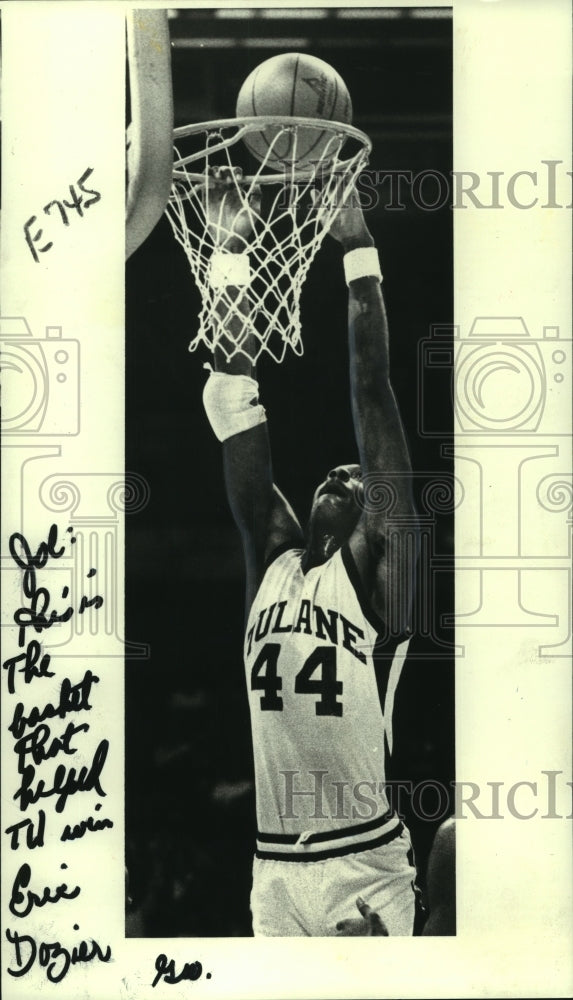 1979 Press Photo Basketball player Eric Dozier shoots ball into the ring - Historic Images