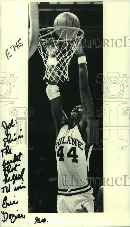 1979 Press Photo Basketball player Eric Dozier shoots ball into the ring - Historic Images