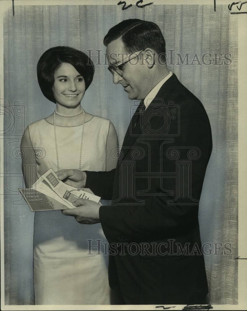 1967 Press Photo Maura Fairchild honored by Arthur Duffel of Business Committee-Historic Images