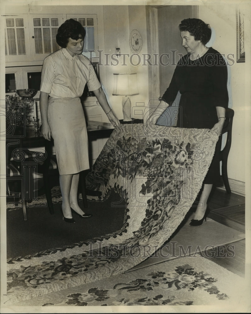 1961 Press Photo Mrs. Ralph J. McDonough &amp; Mrs. Harry Dupre with rugs-Historic Images