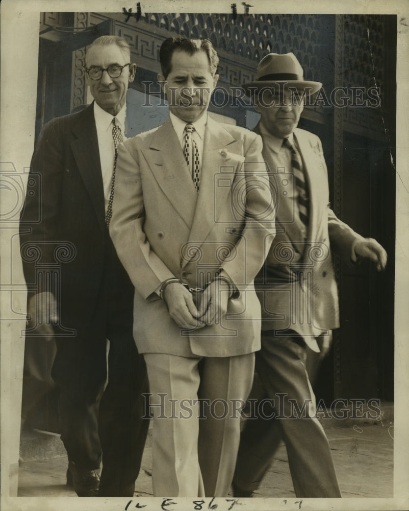 1956 Parole violator Willie Dupont escorted by police to Illinois - Historic Images